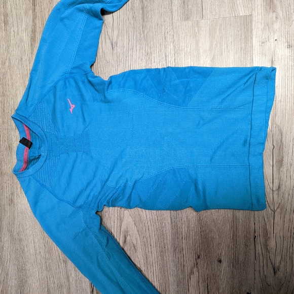 As new, Mizuno seamless thermal fit running layer - Picture 6 of 7